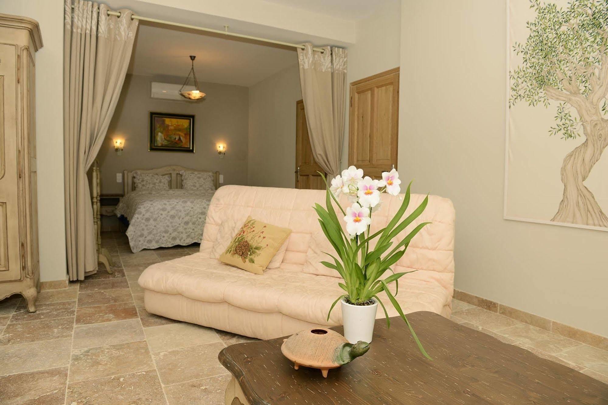 Mas De Carabelle Bed & Breakfast La Roque-Alric Екстериор снимка